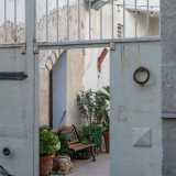 Varchiamo ora un cancello su via Sant�Anna ed entriamo nel cortile